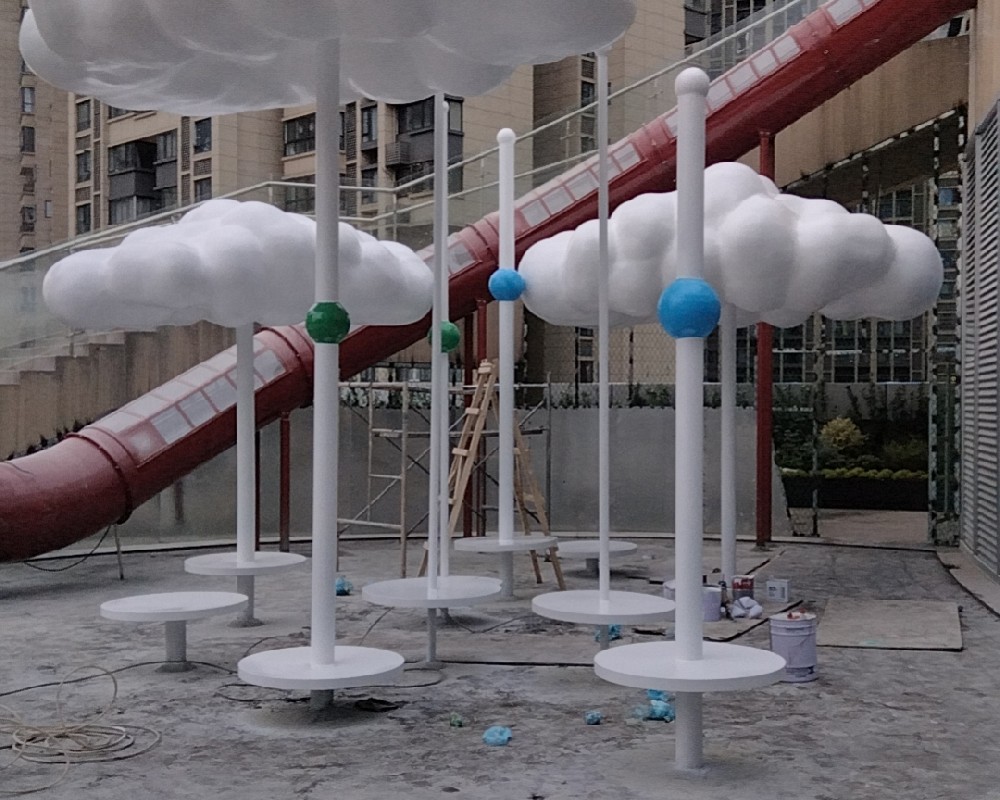 成都泛悦城市广场云朵雕塑