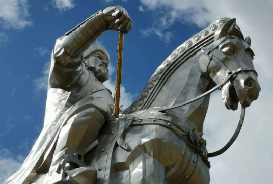 世界上最大的成吉思汗不锈钢雕塑，却是一副离奇的欧洲人长相