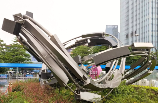 深圳北站广场有两个大型不锈钢雕塑